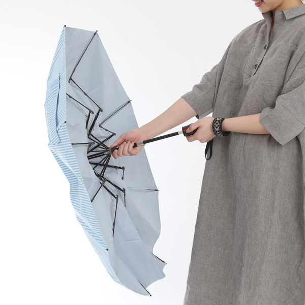 女性だけでなく男性にもおすすめの、シンプルなデザインのおしゃれな晴雨兼用の日傘