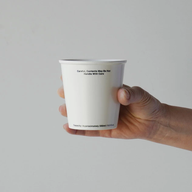 紙コップのようなデザインのおしゃれな陶器のマグカップ