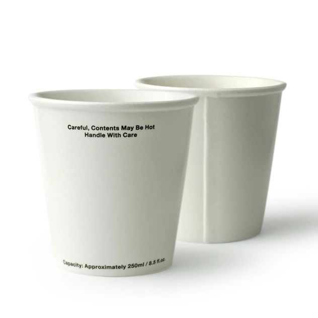 紙コップのようなデザインのおしゃれな陶器のマグカップ