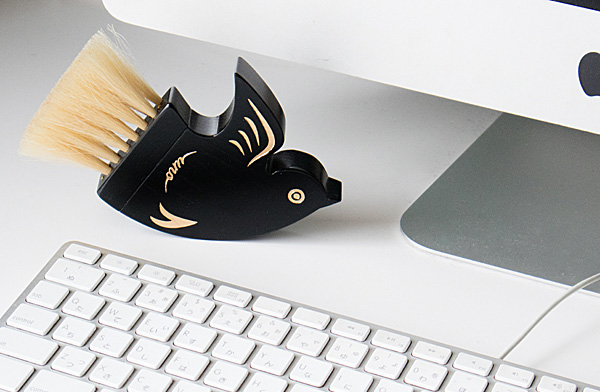 机の塵をささっと片付けるのに重宝する、おしゃれな鳥のデザインのブラシ