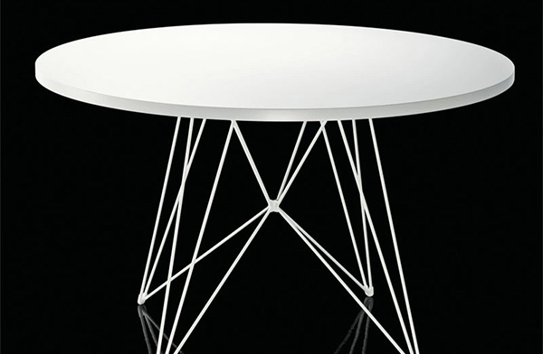三角形で構成された脚が繊細で美しい、おしゃれなテーブル