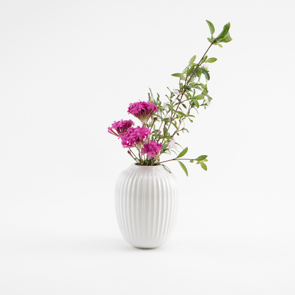 日々の暮らしの中に花を取り入れやすいサイズ感の、おしゃれな花瓶