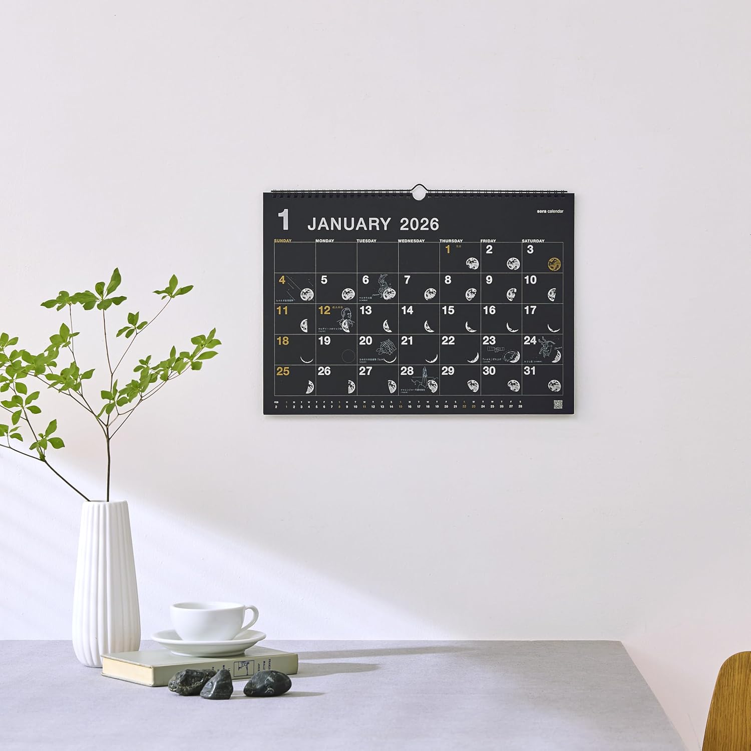 月のかたちや星座などのイラストがおしゃれな壁掛けカレンダー2026年版
