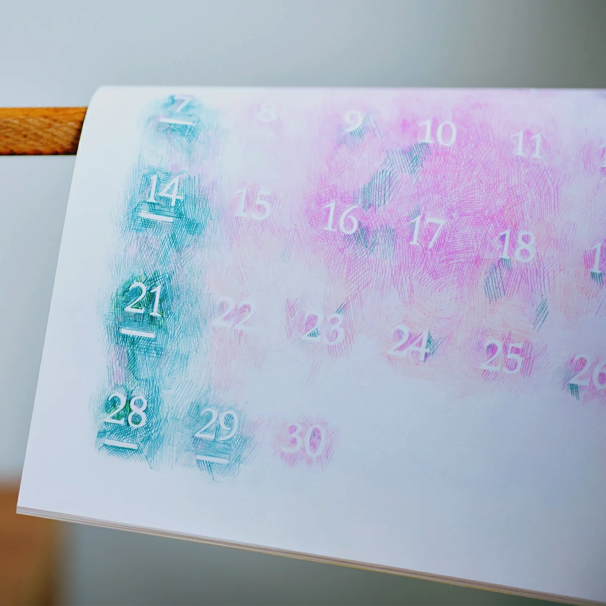 日々のうつろいを繊細に色で表現した、おしゃれな壁掛けカレンダー2024年版