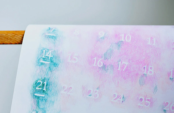 日々のうつろいを繊細に色で表現した、おしゃれな壁掛けカレンダー2024年版