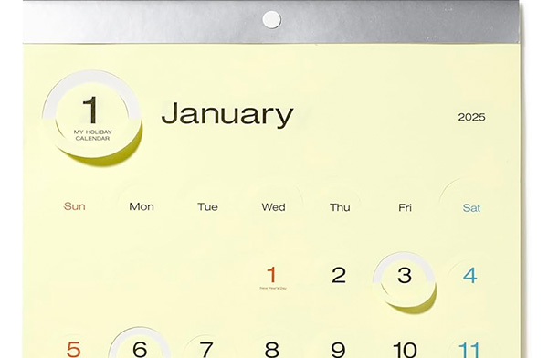 自分だけの休日がわかる、おしゃれな壁掛けカレンダー2025年版