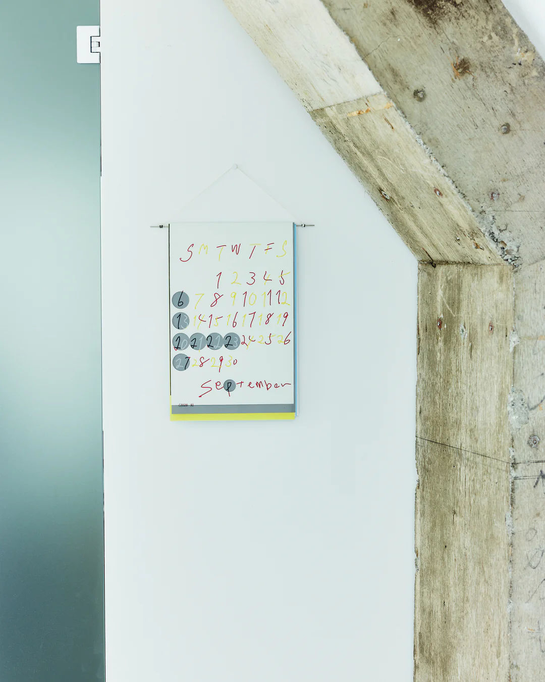紙の重なりが楽しい。おしゃれな壁掛けカレンダー2026年版