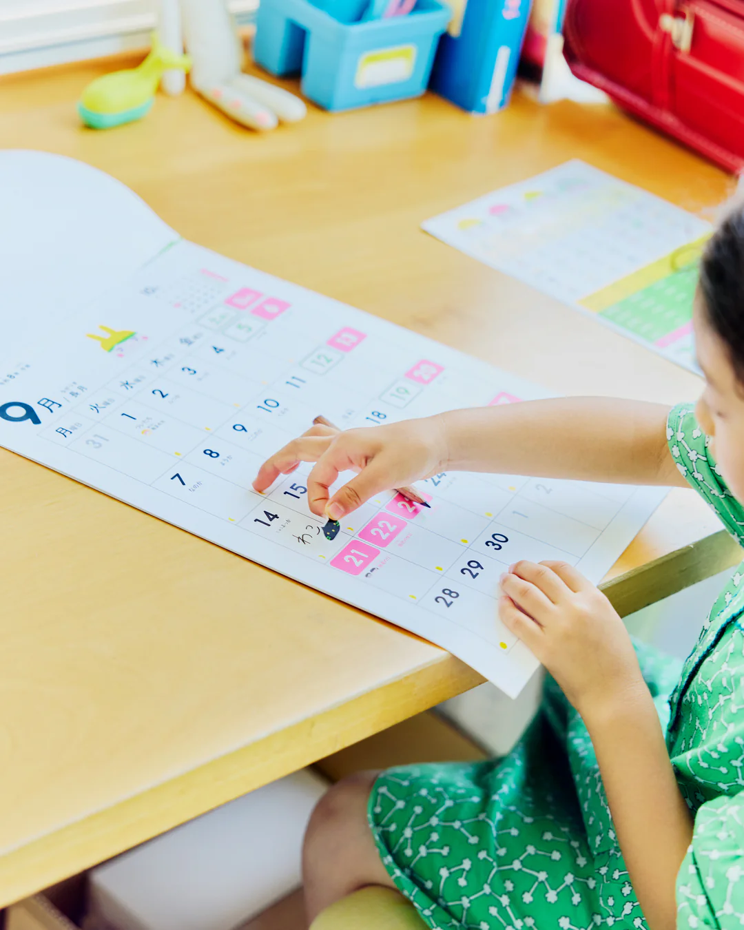 小学生に向けて作られた、学校生活に特化したおしゃれな壁掛けカレンダー2026年版