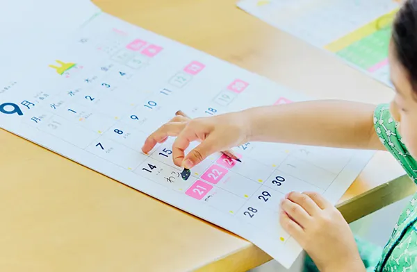 小学生に向けて作られた、学校生活に特化したおしゃれな壁掛けカレンダー2026年版